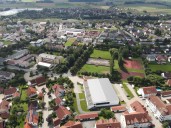 Ortsmitte mit Grünflächen, Sportanlagen und Schule