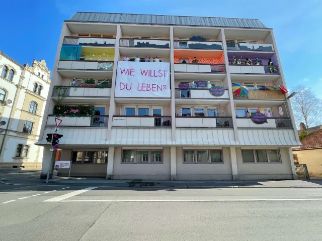 Wie willst du Leben? Balkoninstallation in der Heiligenkreuzgasse