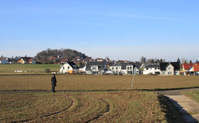 Die Ortsränder sind von Einfamilienhäusern geprägt