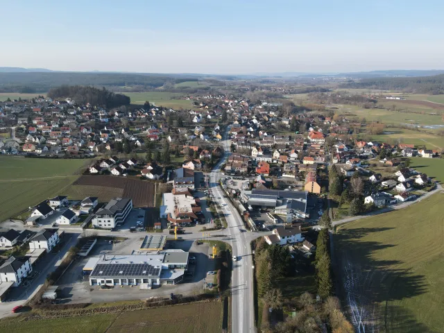 Durch die Gemeinde zieht sich die B85