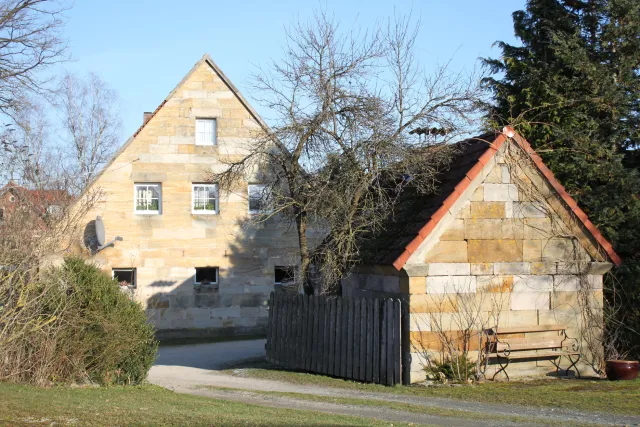 Bauernhof in fränkischem Sandstein im Ortteil Cottenbach