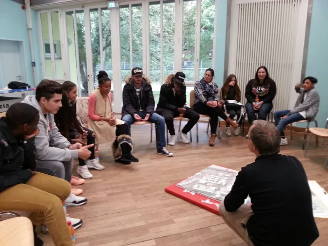 Feinuntersuchung München-Neuaubing. Jugendliche schauen kritisch auf unser Modell. Foto: Jugendtreff Nauaubing/Ylmaz