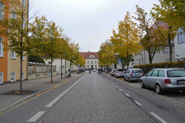 Willy-Brandt-Straße mit Blick auf den Bahnhof Oranienburg