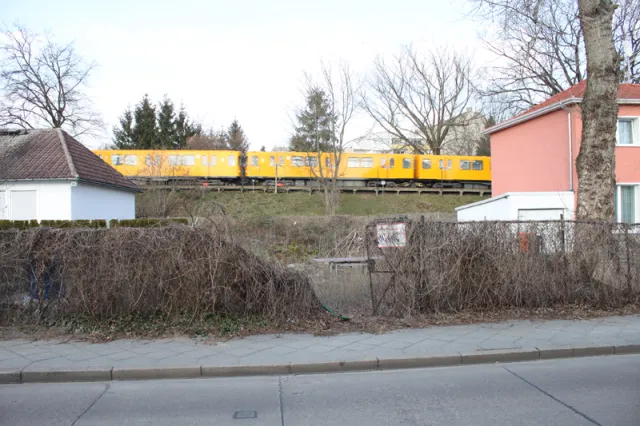Sternstraßensiedlung: Barrierewirkung des Bahndamms