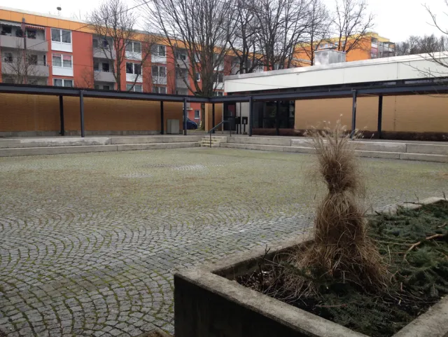 München-Neuaubing: Moderner Kreuzgang hinter der Kirche St. Markus