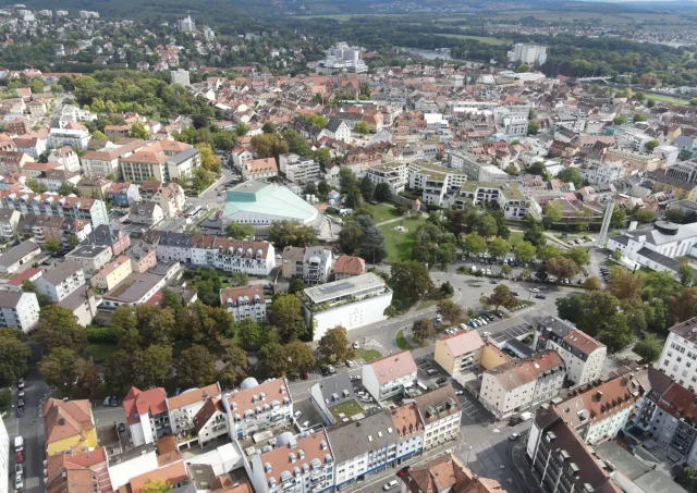 Luftbild mit Blick auf die Innenstadt und Theater