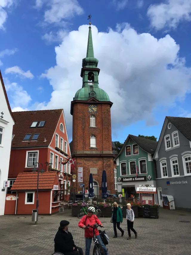 Kappeln: Hotel Aurora und Kirche