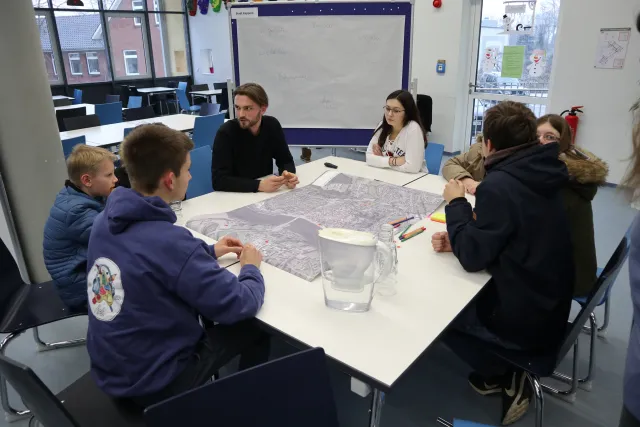 Kappeln: eine Gruppe beim Jugendworkshop im Gespräch über Kappeln